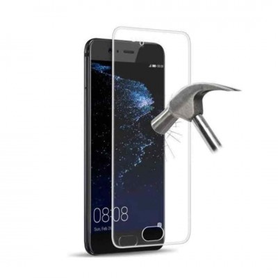 Smartphone preto com vidro temperado transparente e martelo a bater no vidro