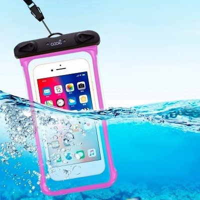 Capa impermeável rosa para telemóvel submersa em água com smartphone dentro