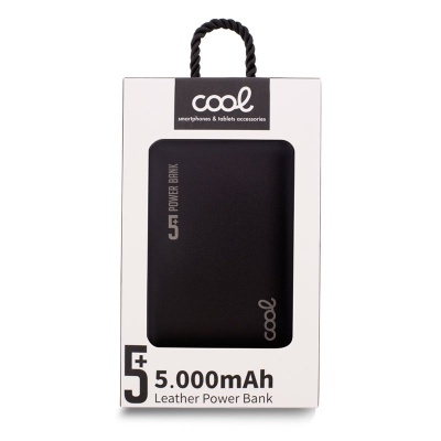 Power bank preto em embalagem branca com texto Cool e capacidade 5.000mAh