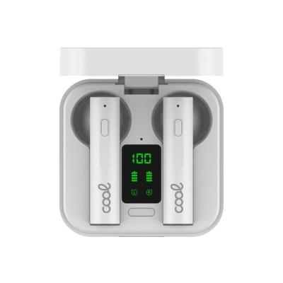 Fones de ouvido sem fios brancos num estojo de carregamento cinzento com visor digital