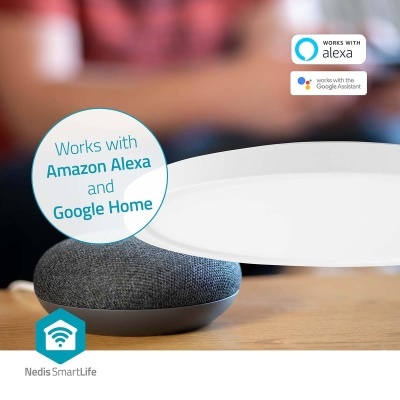 Dispositivo inteligente cinza escuro com base cinza claro sobre mesa de madeira, com textos e logótipos de compatibilidade Alexa e Google Home