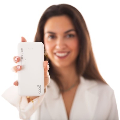 Power bank branco segurado por mulher