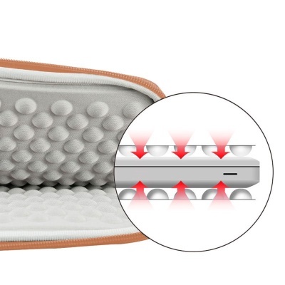 Interior de bolsa rígida com espuma texturizada cinza e fecho de correr laranja