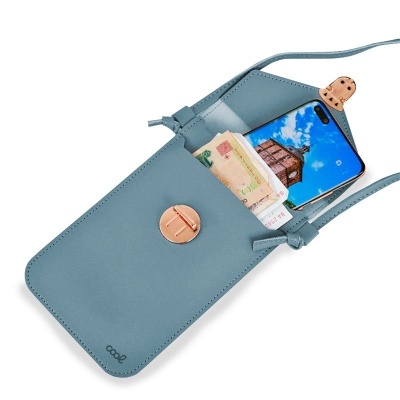 Bolsa pequena azul com fecho redondo e telemóvel dentro.