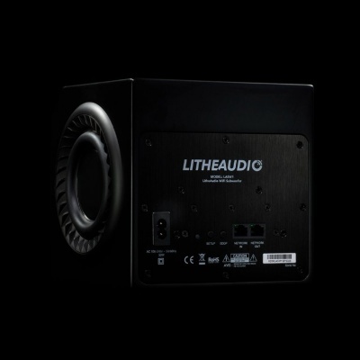 Subwoofer LITHEAUDIO preto com portas de entrada e etiquetas técnicas