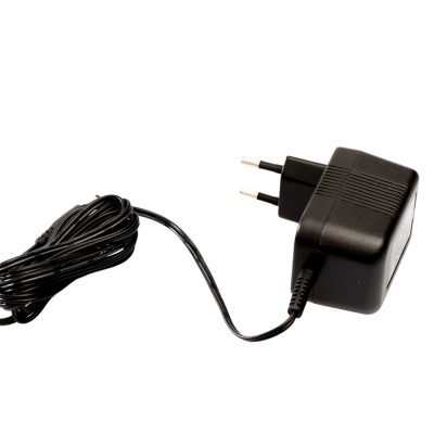 Adaptador de corrente preto com ficha de dois pinos e cabo