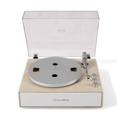 Toca-discos Crosley com base de madeira clara e tampa transparente