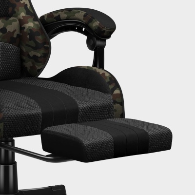 Cadeira de escritório ou gaming preta com padrão camuflado e apoio para pernas