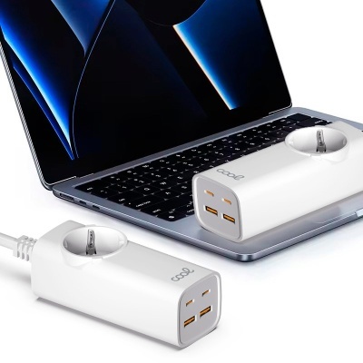 Tomadas elétricas brancas com entradas USB ao lado de portátil cinzento