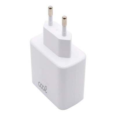 Carregador elétrico branco com dois pinos e a palavra 'cool.'