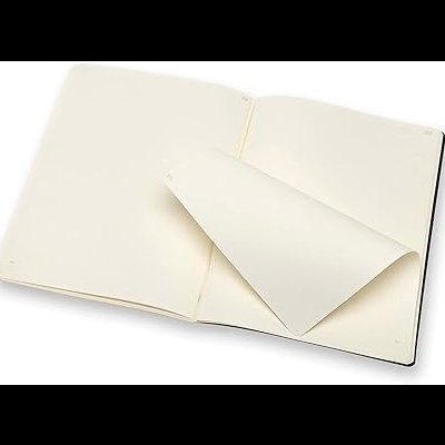 Caderno preto aberto com páginas creme e uma página parcialmente virada