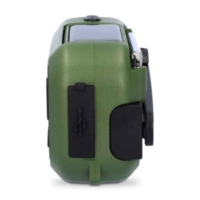 Dispositivo eletrônico verde com tampas de borracha preta e símbolo USB