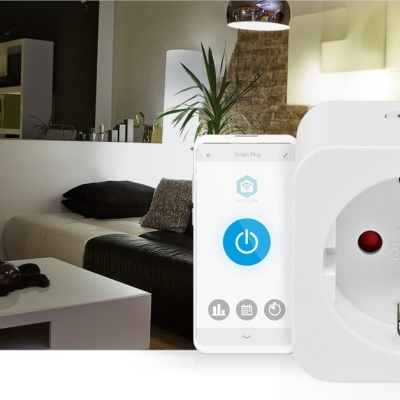 Tomada inteligente branca Nedis com comando remoto em sala moderna