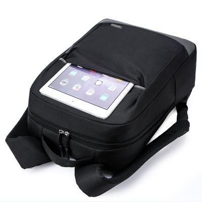 mochila preta com tablet no bolso frontal