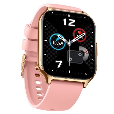 Relógio inteligente dourado com bracelete rosa e visor quadrado mostrando dados digitais