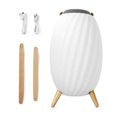 Alto-falante branco com pés de madeira, correias e cabos USB