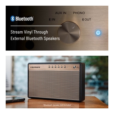 Seletor de áudio e coluna de som retro Crosley com botão rotativo e texto Bluetooth num ambiente interior