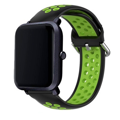 Smartwatch preto com bracelete preta e verde com furos e fivela metálica