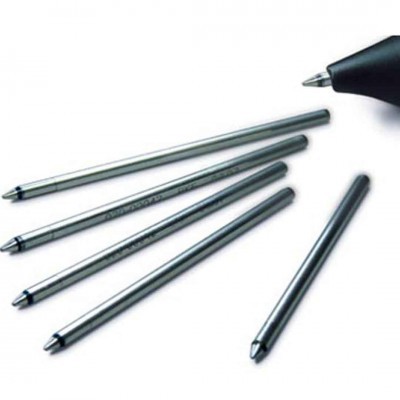 Refis metálicos de tinta preta para caneta sobre fundo branco