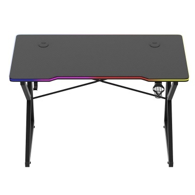 Mesa de computador gaming preta com luzes LED e suporte para copo