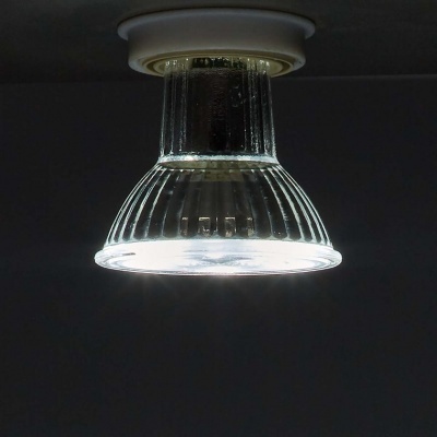 Lâmpada LED embutida em vidro transparente com base branca no teto