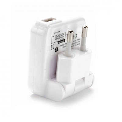 Adaptador de tomada branco com entrada USB e pinos redondos