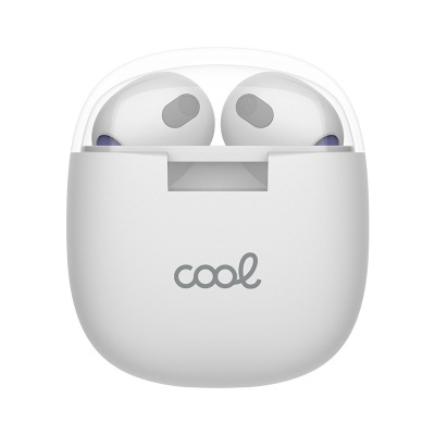 Auriculares wireless brancos em estojo branco com tampa transparente e logo 'cool'