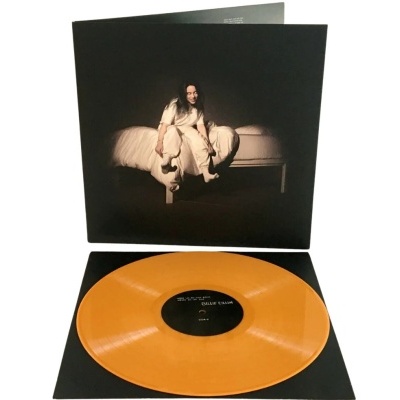 Disco de vinil laranja de Billie Eilish e capa do álbum com a artista sentada na cama
