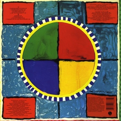 Capa de álbum com círculo colorido dividido em quatro partes e texto em caixas vermelhas nos cantos.