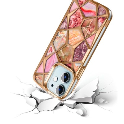 Capa de telemóvel com padrão geométrico e textura de pedras facetadas em cima de fundo branco com efeito de rachaduras