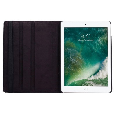 Tablet branco num estojo preto aberto que mostra a hora e data no ecrã