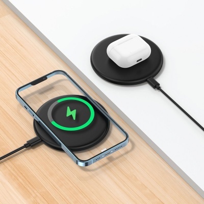 Carregadores wireless redondos com telemóvel azul e estojo branco de auriculares