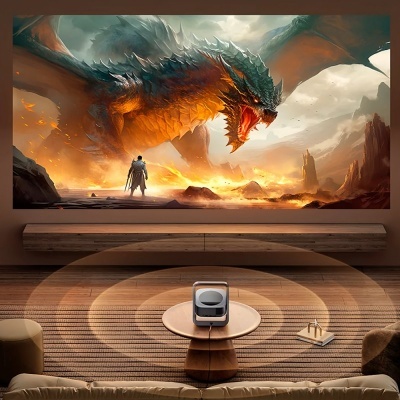 Projetor compacto branco com base preta numa mesa redonda de madeira numa sala moderna.