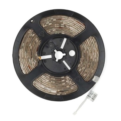 Rolo preto com fita LED enrolada e cabo branco com etiqueta