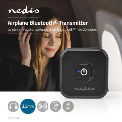 Transmissor Bluetooth Nedis Airplane preto digital junto a mulher com auscultadores em aviao