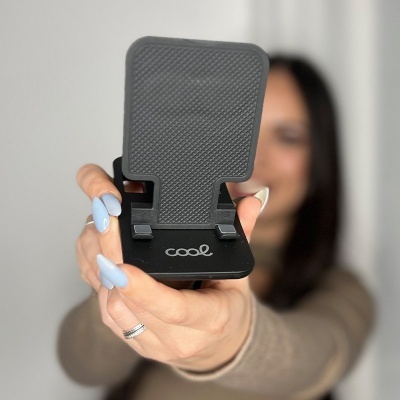 Suporte para smartphone preto com textura e palavra cool