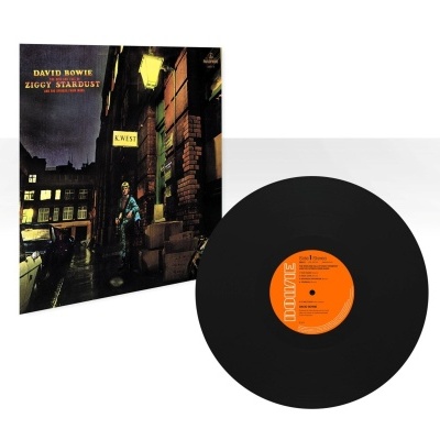 Disco de vinil preto com etiqueta laranja e capa do álbum David Bowie Ziggy Stardust.
