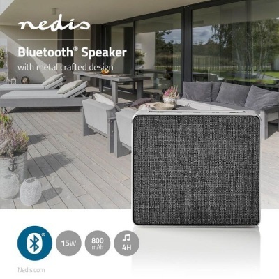 Coluna Bluetooth Nedis cinza e preto em ambiente de varanda com móveis