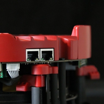Componente eletrónica vermelha com portas Ethernet