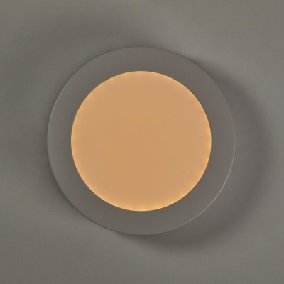 Luminária de teto circular com luz amarela e aro branco