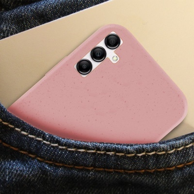 Smartphone com capa rosa fosca no bolso de jeans azul