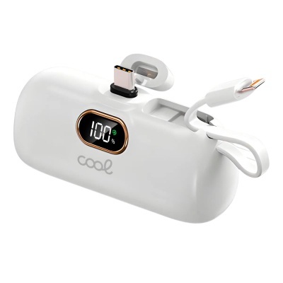 Carregador portátil branco com ecrã digital e cabo USB-C