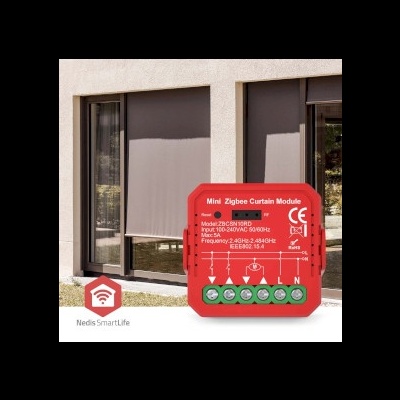 Módulo Mini Zigbee Curtain vermelho com texto branco e conexões elétricas, fundo de janelas com cortinas cinzentas