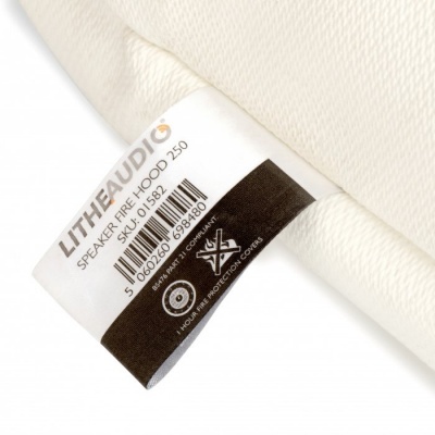 Etiqueta de tecido branco com texto e código de barras em tecido branco texturizado