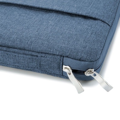 Capa azul de tecido com fecho de correr prateado