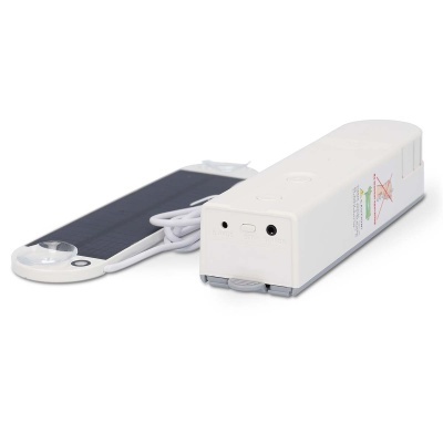 Dispositivo branco com painel solar preto e ventosas sobre fundo branco