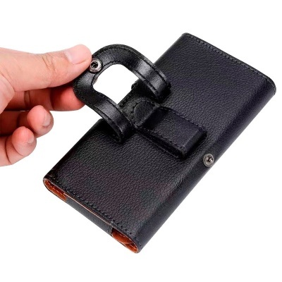 Carteira preta texturizada com fecho de botão de pressão