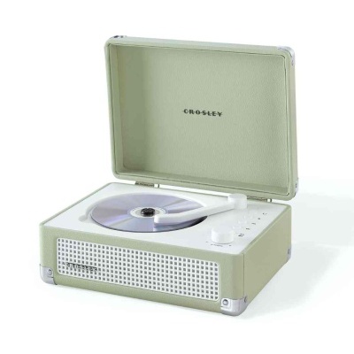 Tocadiscos portátil verde claro Crosley com disco em cima