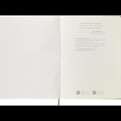 Caderno aberto com páginas pautadas e texto impresso em branco