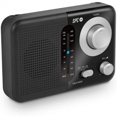 Rádio portátil preto com mostrador de frequências AM/FM e botões de controle.